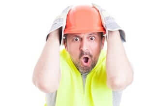 Een geschrokken werker in de bouw