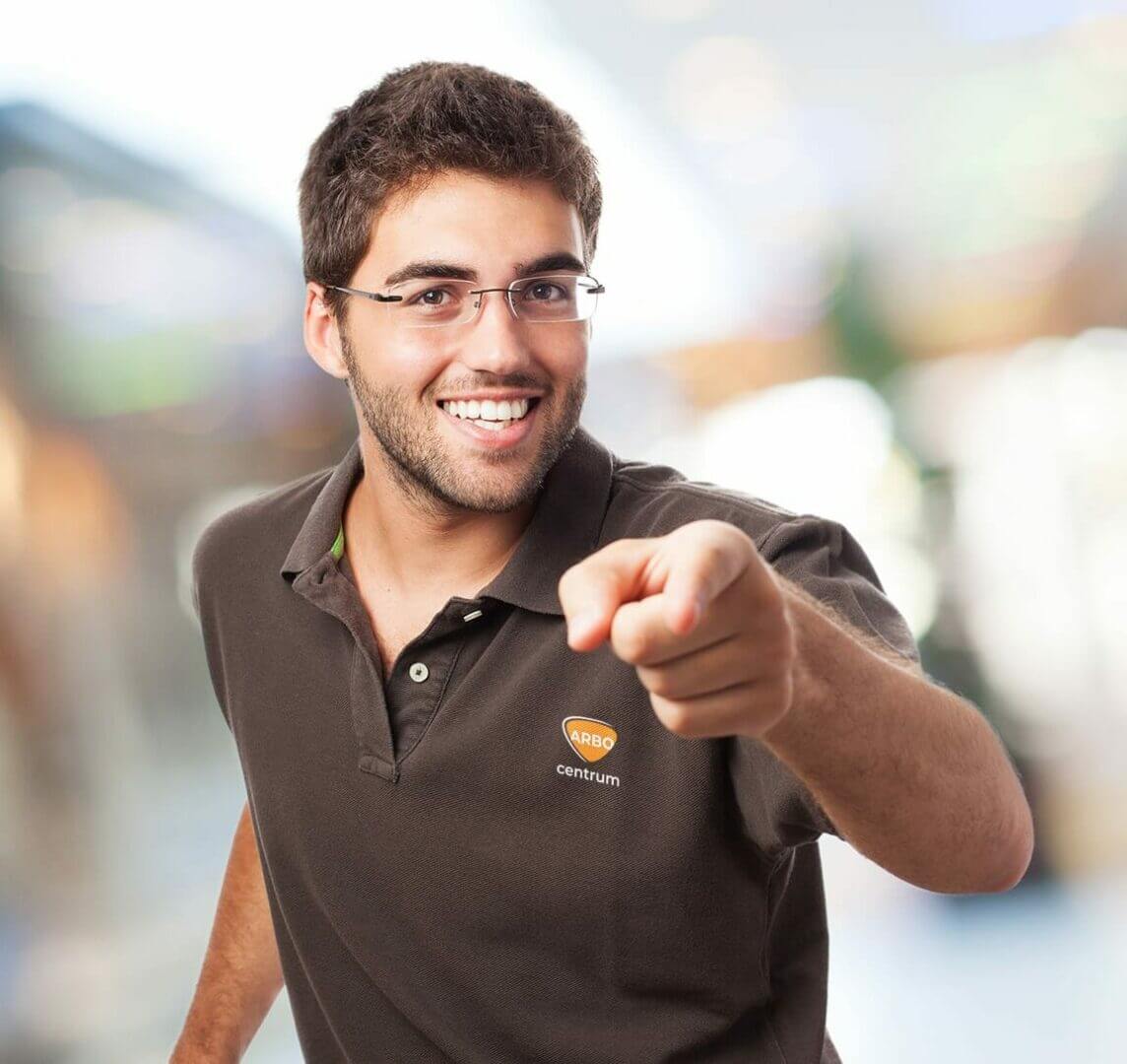 Een man in een ARBO centrum polo