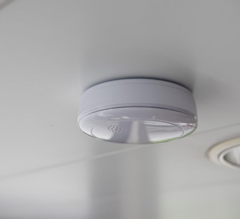 Rookmelder aan plafond
